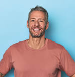Middle-aged caucasian man on blue backdrop confident keeping hands on hips.